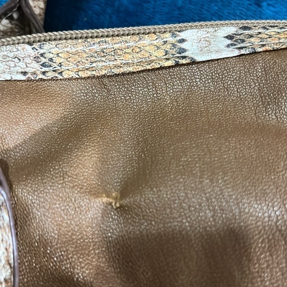 XOXO shoulder handbag tik tak vinyl color tan. Small scratch on the back. - Picture 6 of 13